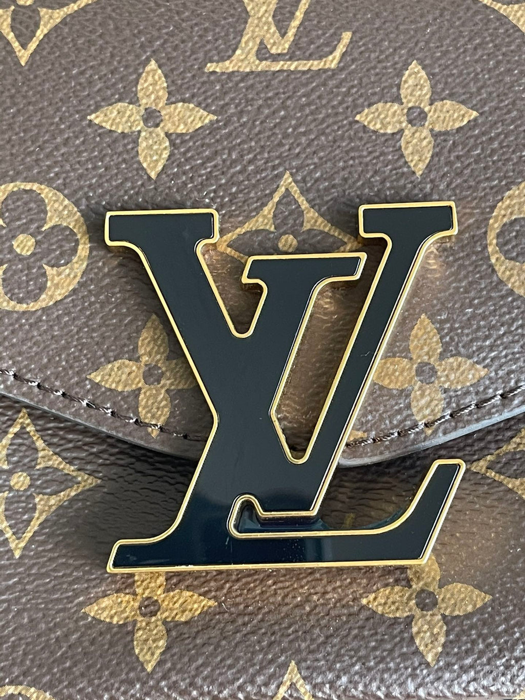 Lo vu passy chain messenger bag